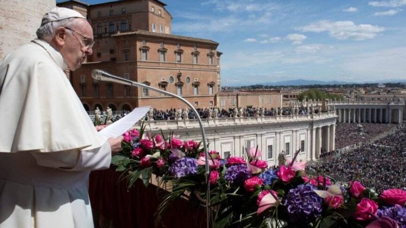 Папа Франциск закликав зупинити війну, «в яку втягнули» Україну