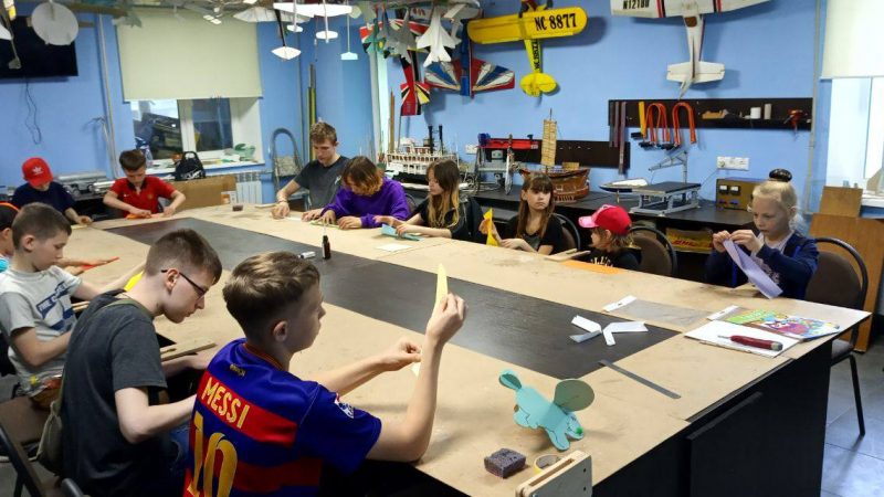 У Центрі Vin Smart дітей навчали виготовляти дерев’яні літачки  Першоджерело: Вінницька міська рада