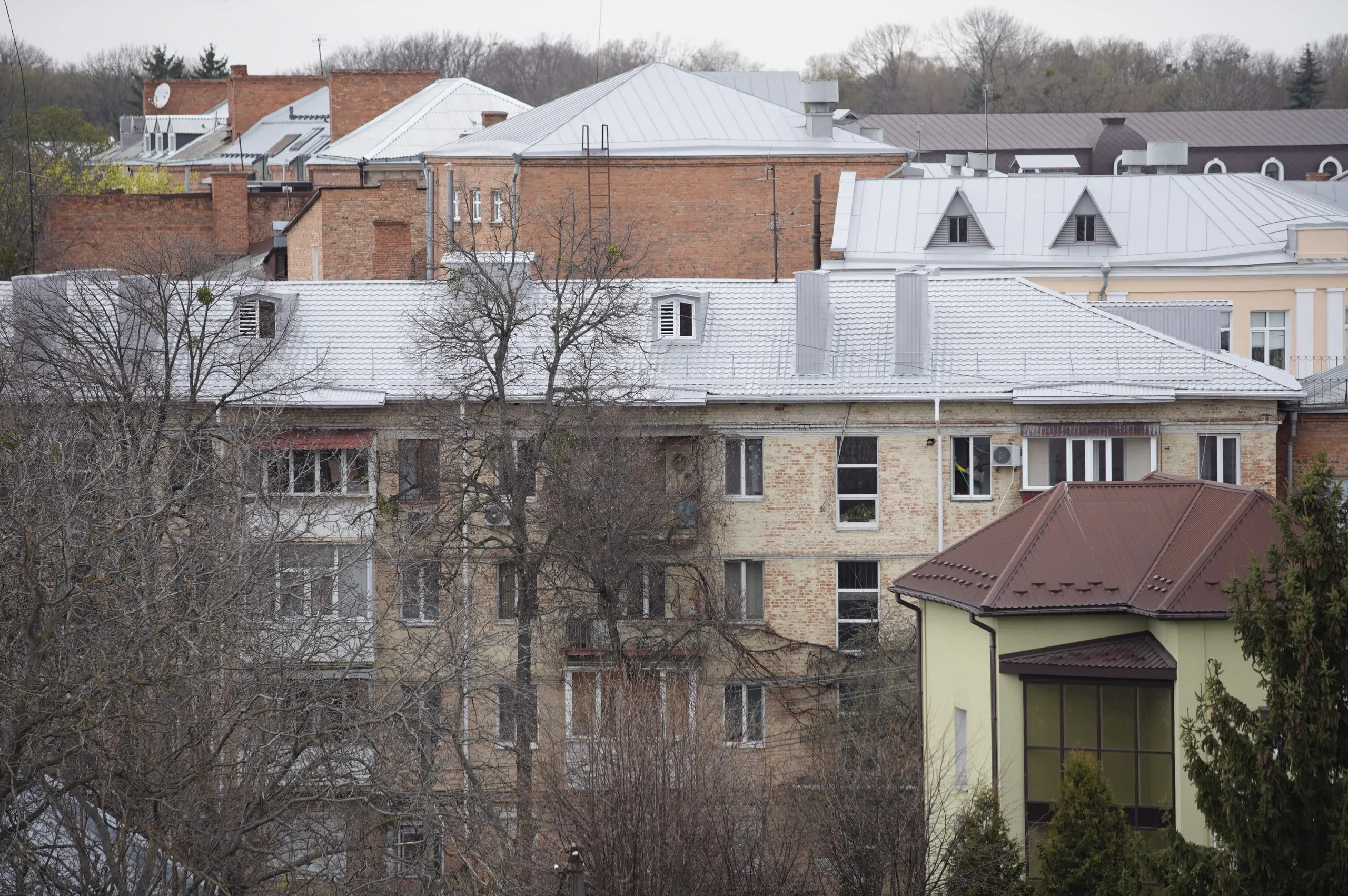 Ще в одному висотному будинку у середмісті Вінниці завершено капітальний ремонт даху