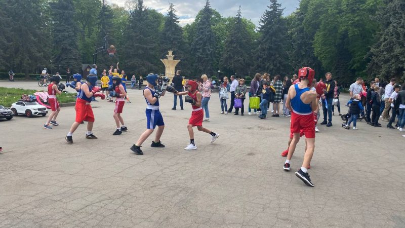 У Центральному міському парку ім. М. Леонтовича пройшла акція-виставка міських спортивних шкіл «Поверни дітей до спорту»