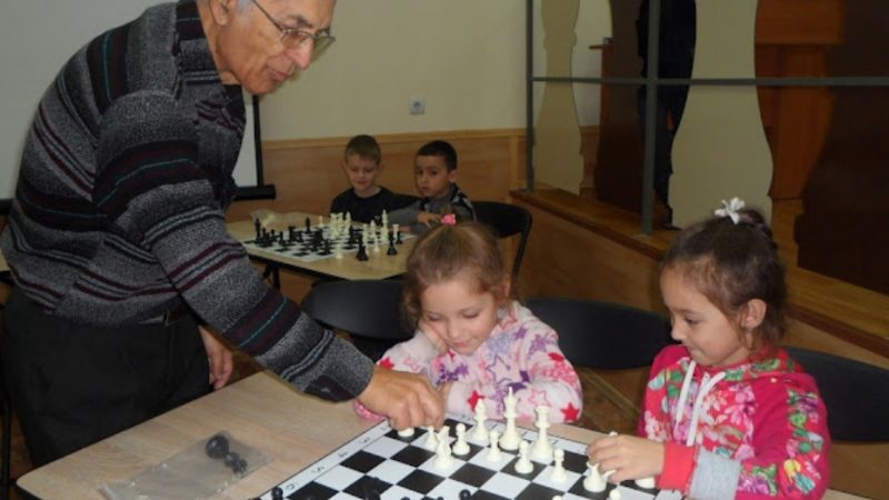 Шахово-шашковий клуб  запрошує дітей  на заняття Про це повідомляє ВМР