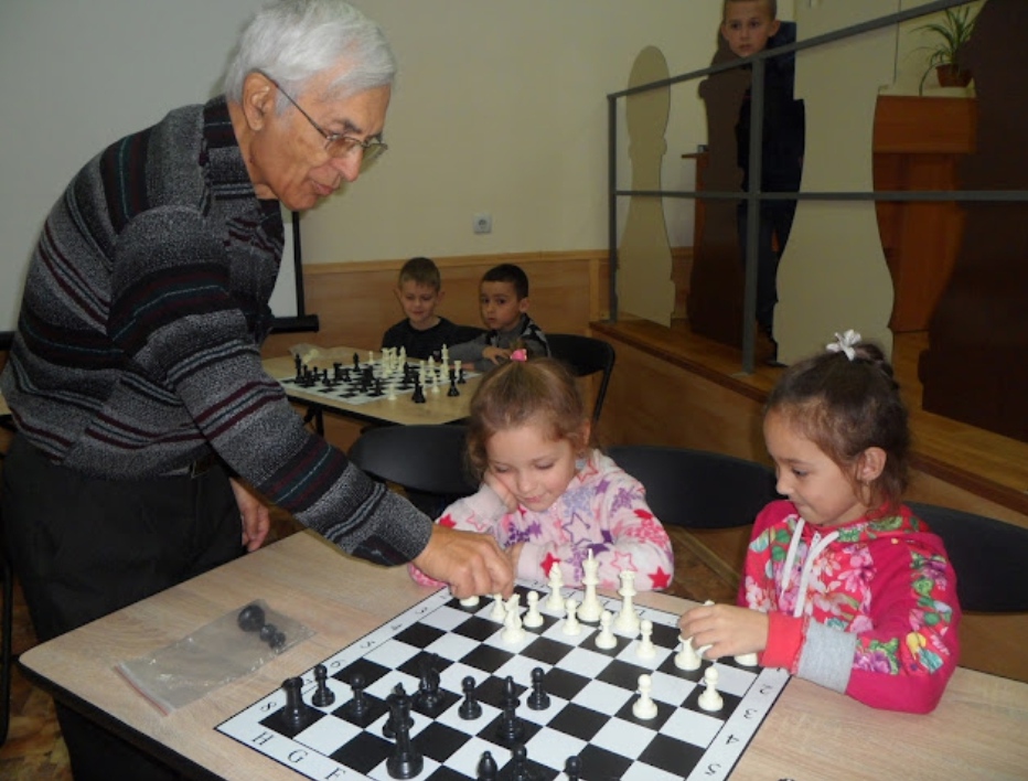 Шахово-шашковий клуб  запрошує дітей  на заняття Про це повідомляє ВМР