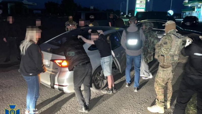 У Вінницькій області СБУ викрила керівника автотранспортного підприємства, який налагодив схему незаконного виїзду за кордон чоловіків
