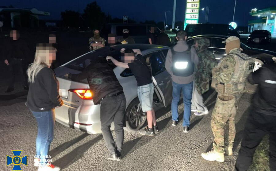У Вінницькій області СБУ викрила керівника автотранспортного підприємства, який налагодив схему незаконного виїзду за кордон чоловіків