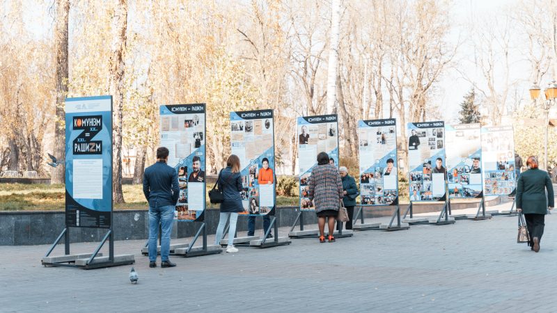 У Вінниці відкрилася виставка: 13 особистих історій людей, які постраждали від окупаційної російської влади в ХХ та ХХІ століттях  ВМР