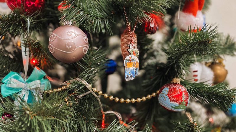 Різдвяні ляльки-мотанки і новорічні зайці: у Вінниці відкрили виставку сувенірів ВМР