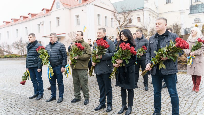 У Вінниці у День Соборності України покладанням квітів вшанували подвиг Героїв