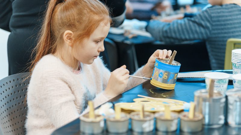 У Вінниці для українських військових дітки переселенців виготовляли окопні свічки