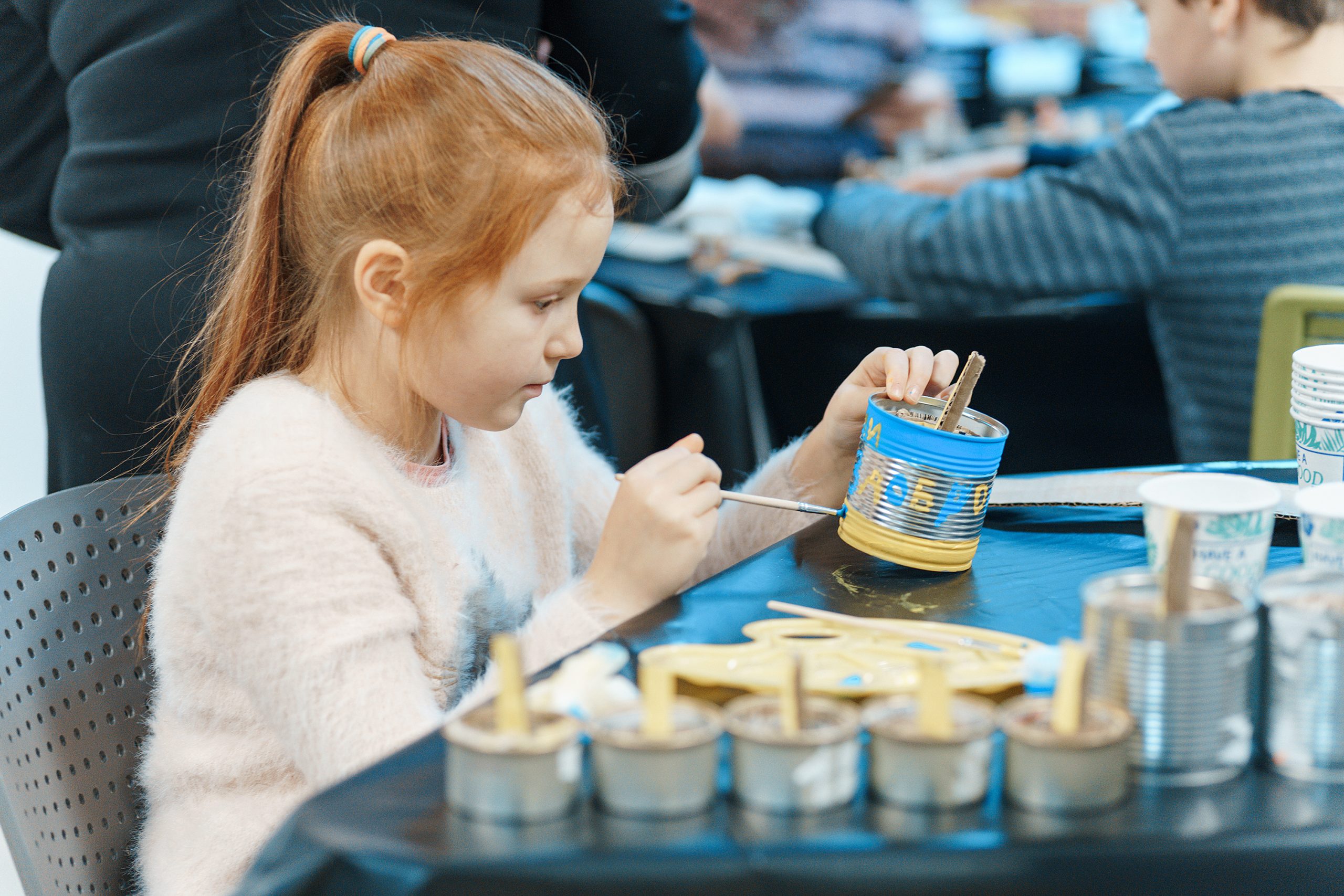 У Вінниці для українських військових дітки переселенців виготовляли окопні свічки