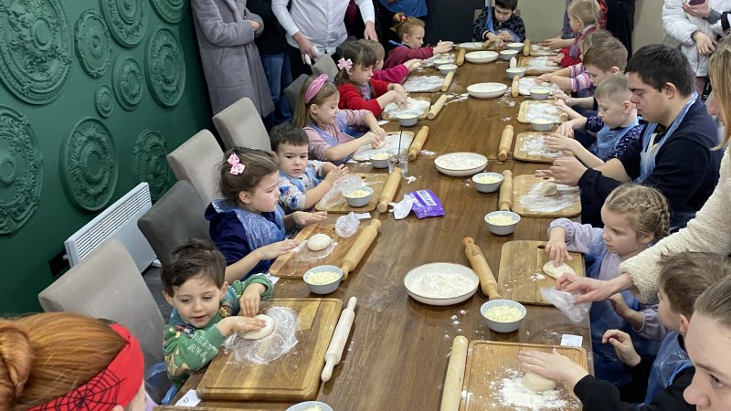 Кулінарний майстер-клас для дітей переселенців влаштували у Вінниці