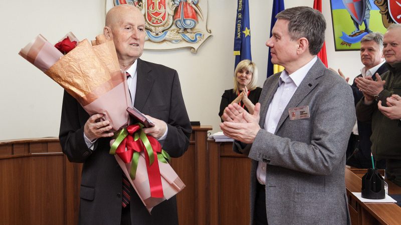 Сергій Моргунов вручив Почесну відзнаку міського голови Сергію Чорнолуцькому, який служив громаді 28 років