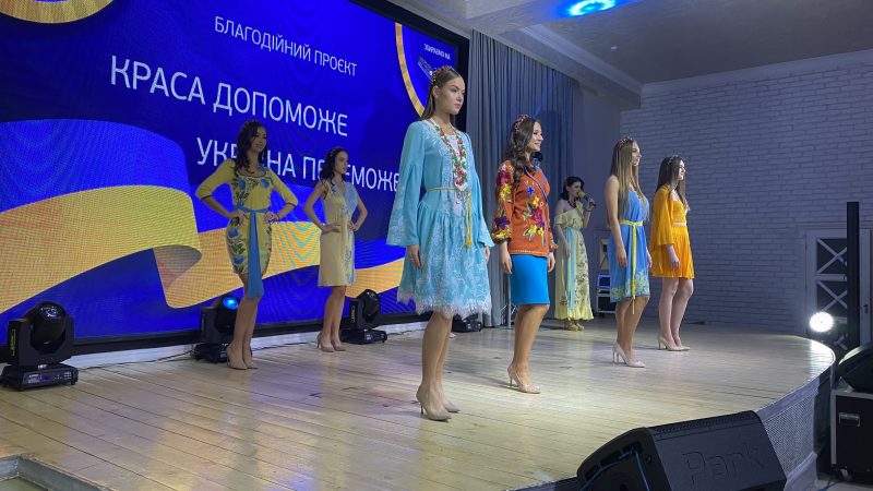 У Вінниці на благодійному проєкті «Краса допоможе, Україна переможе» зібрали 800 тисяч гривень