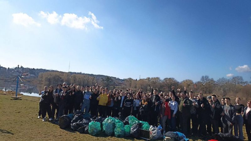 У Вінниці активісти разом з “Муніципальною вартою” зібрали майже 2 тисячі мішків зі сміттям