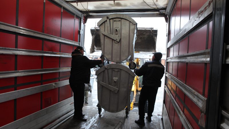 У звільнений Херсон прибули 100 контейнерів для збору сміття доставила Вінниця