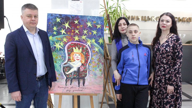 У холі міської ради відкрили виставку «Запали місто синім»: в цьому році тут представлені роботи Микити Кубаря