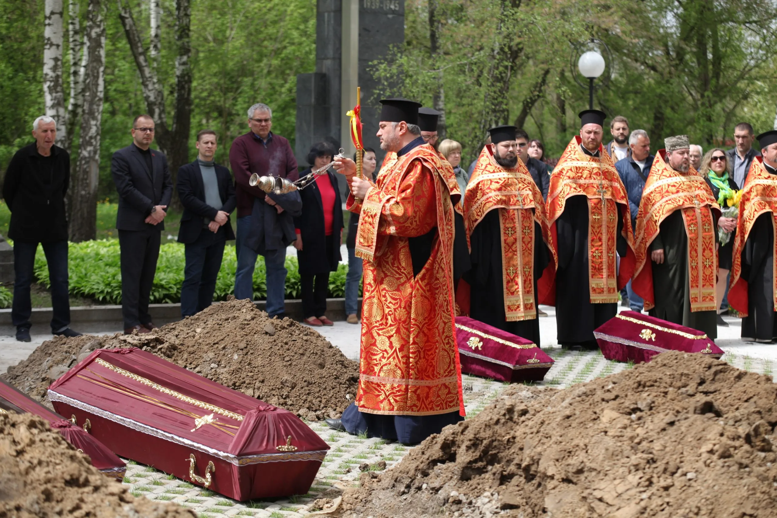 Сьогодні у Вінниці відбулося перепоховання понад ста останків, виявлених під час пошуково-ексгумаційних робіт на Європейській площі