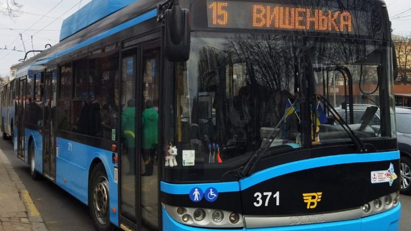 Тимчасові зміни у маршрути громадського транспорту внесуть через обмежений рух на перехресті вулиць Батозької та Академіка Янгеля
