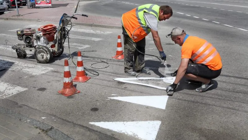 У Вінниці працівники КП «СМЕД ОДР» продовжують відновлювати дорожню розмітку