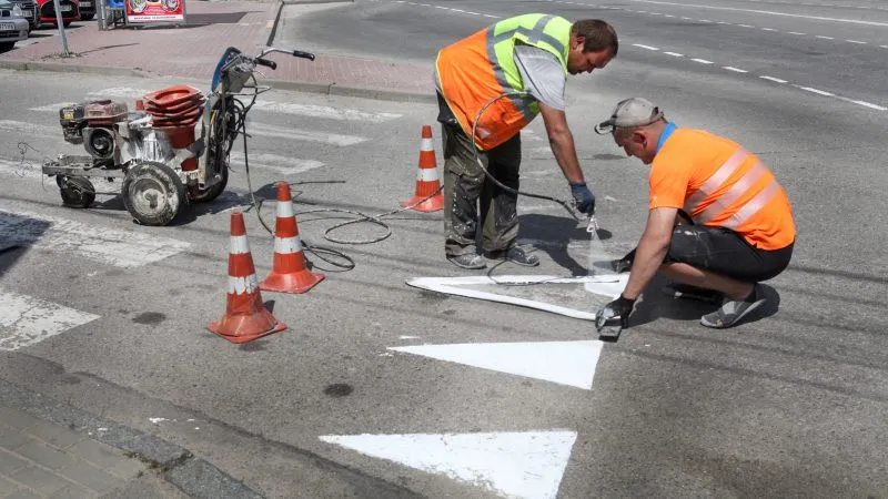 Працівники «СМЕД ОДР» продовжують відновлювати дорожню розмітку у Вінниці