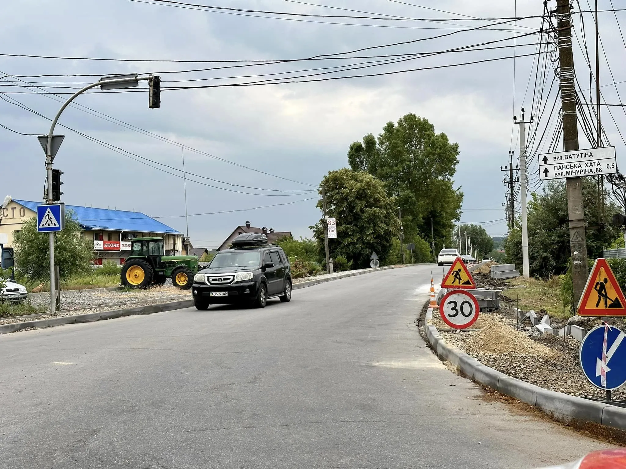 У Вінницьких Хуторах будівельники продовжують облаштовувати тротуари