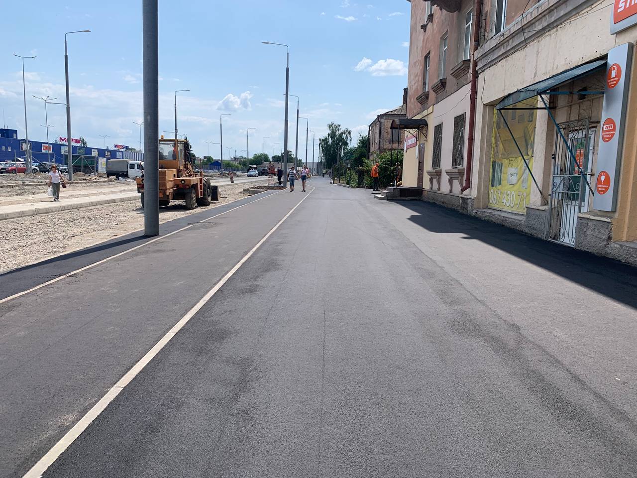 На вулиці Батозькій у Вінниці вже встановили камери й облаштовують велодоріжки