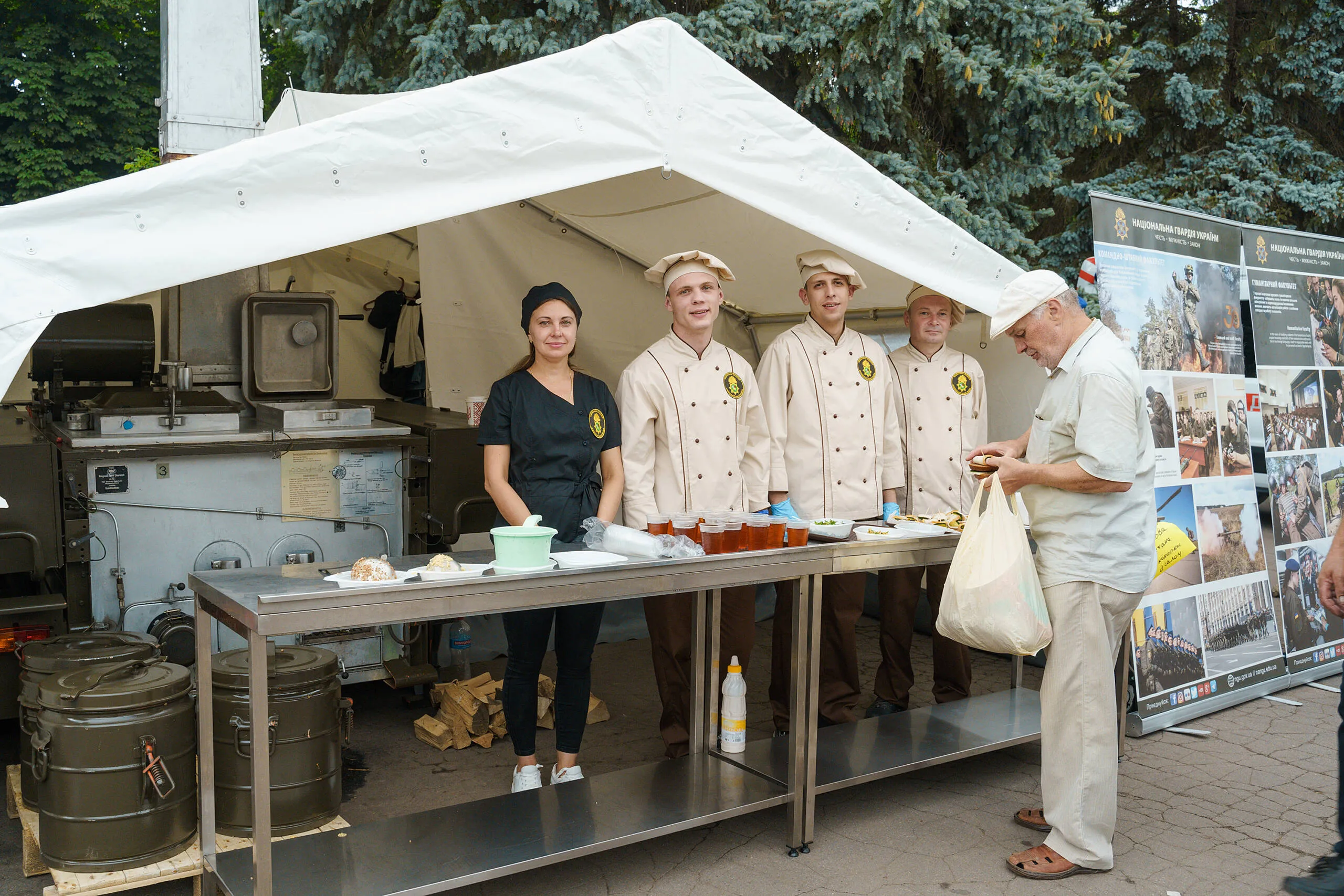 Азербайджанський плов та маріупольська юшка: у Вінниці на фестивалі польової кухні зібрали гроші для ЗСУ