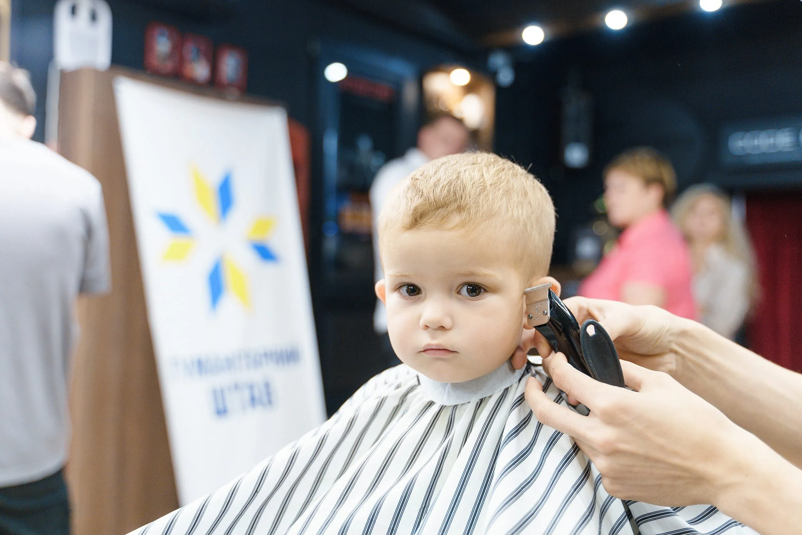 “Діти мають право на дитинство”: Міжрегіональний координаційний гуманітарний штаб організував похід малечі до барбершопу