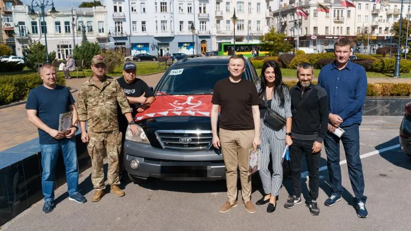 Військовим передали автомобіль від Міжрегіонального координаційного гуманітарного штабу