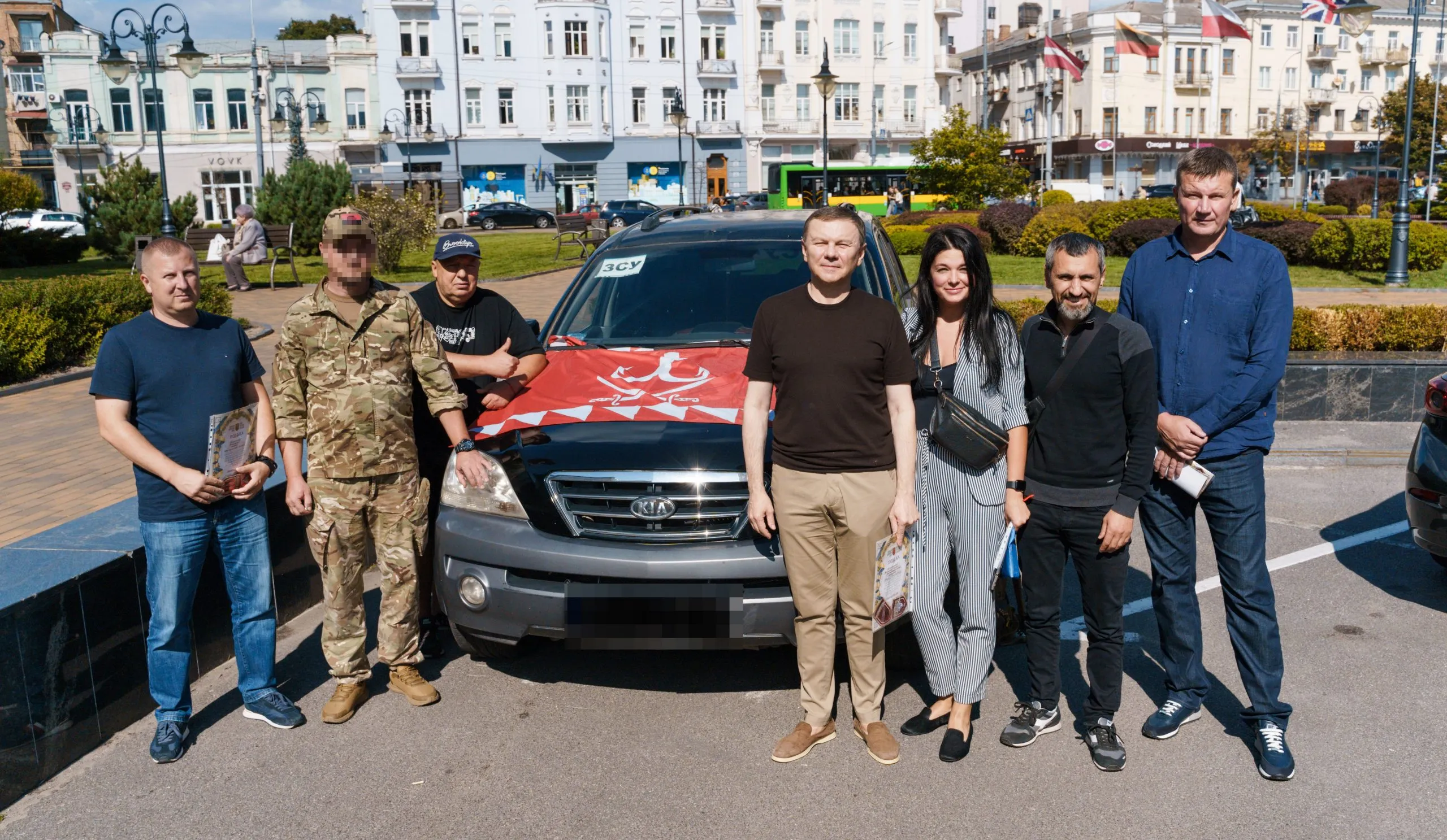 Військовим передали автомобіль від Міжрегіонального координаційного гуманітарного штабу