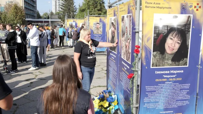 У Вінниці на площі Василя Стуса відкрили виставку «Воїни Світла», присвячену пам’яті Героїв-Захисників зі всієї України