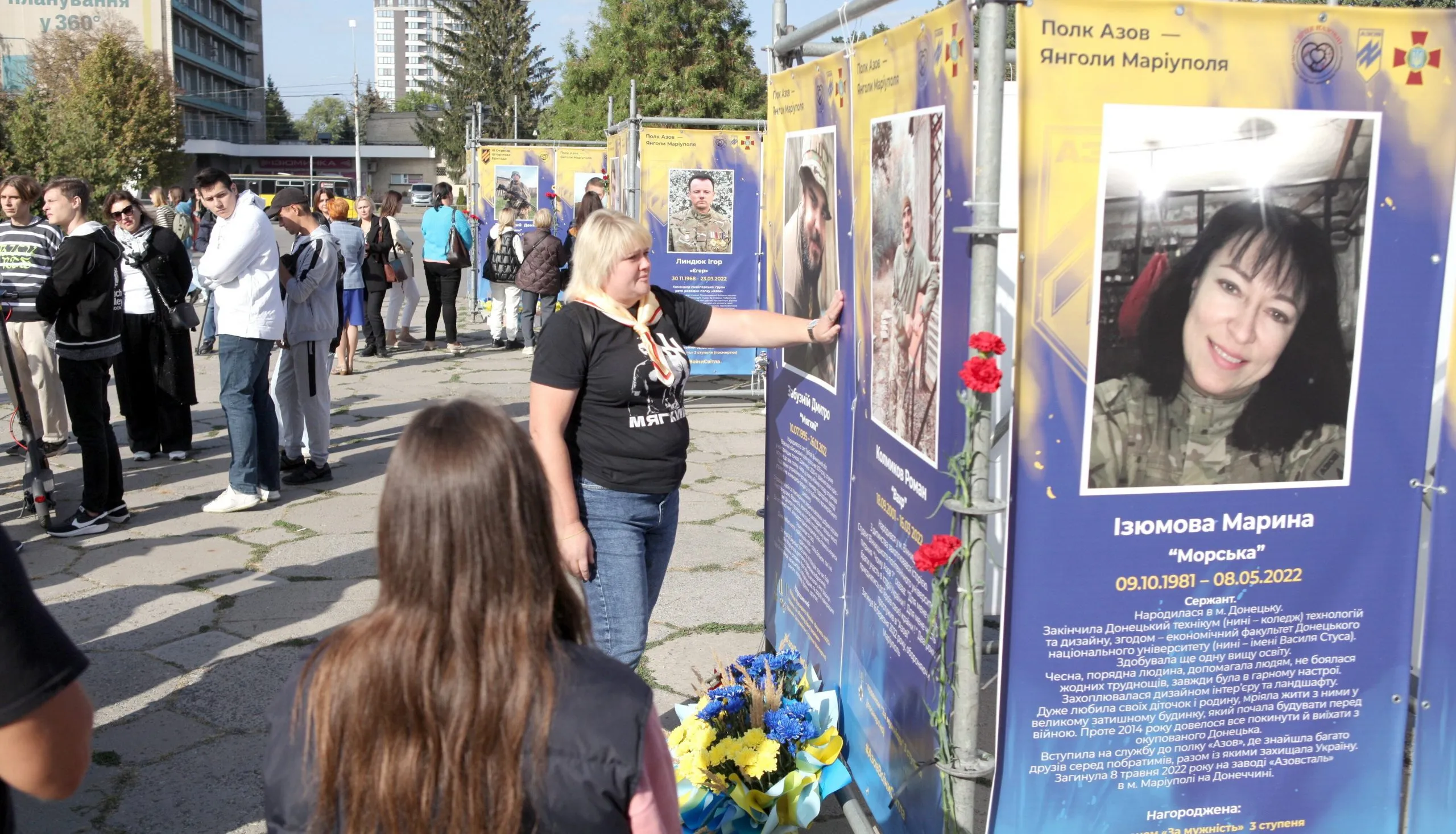 У Вінниці на площі Василя Стуса відкрили виставку «Воїни Світла», присвячену пам’яті Героїв-Захисників зі всієї України