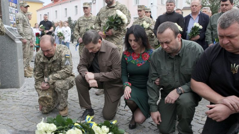 У Вінниці покладанням квітів вшанували пам’ять полеглих захисників та захисниць