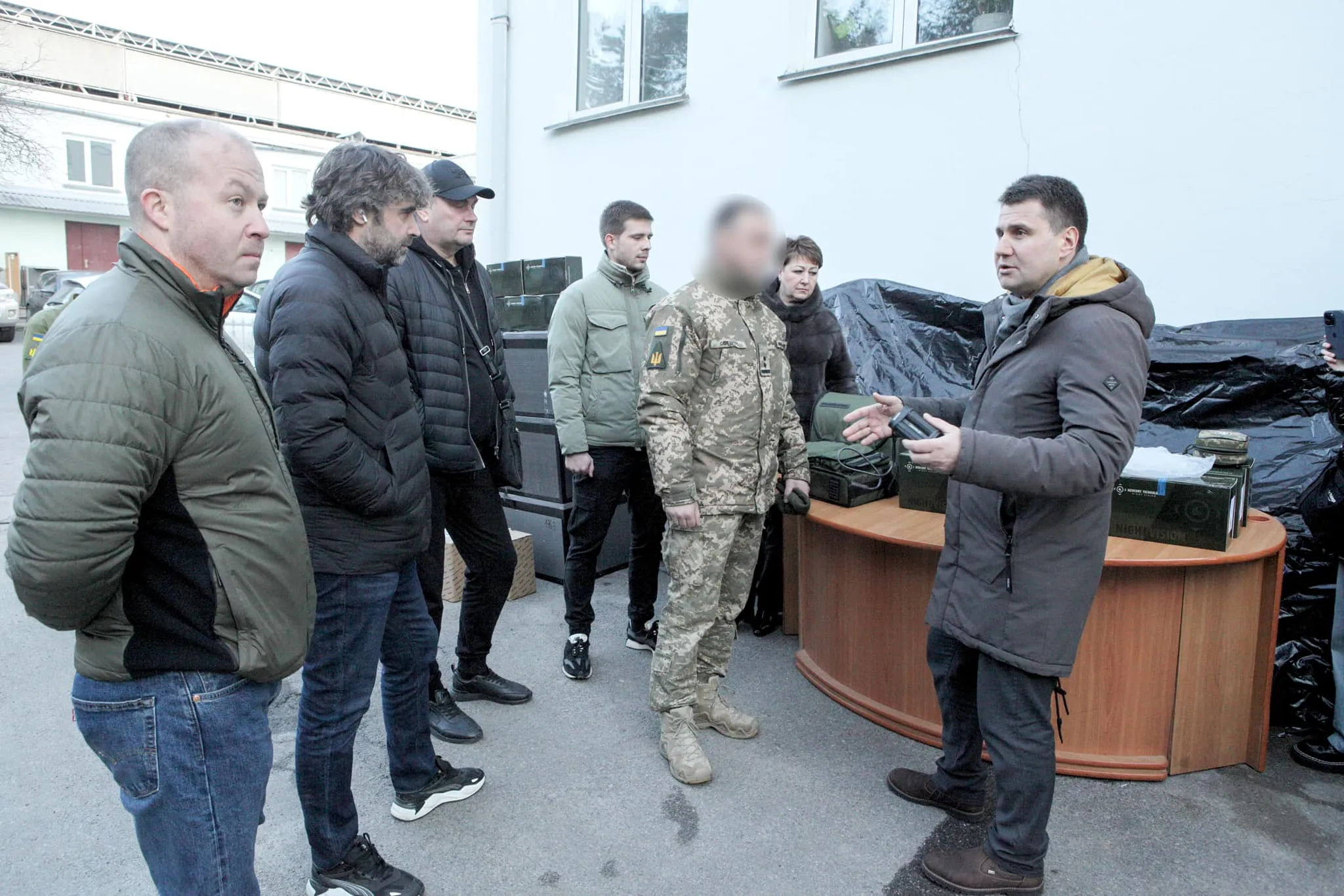 Вінницька міськрада разом з громадою передала Повітряним Силам ЗСУ тепловізори, пошуковий прожектор та блок живлення