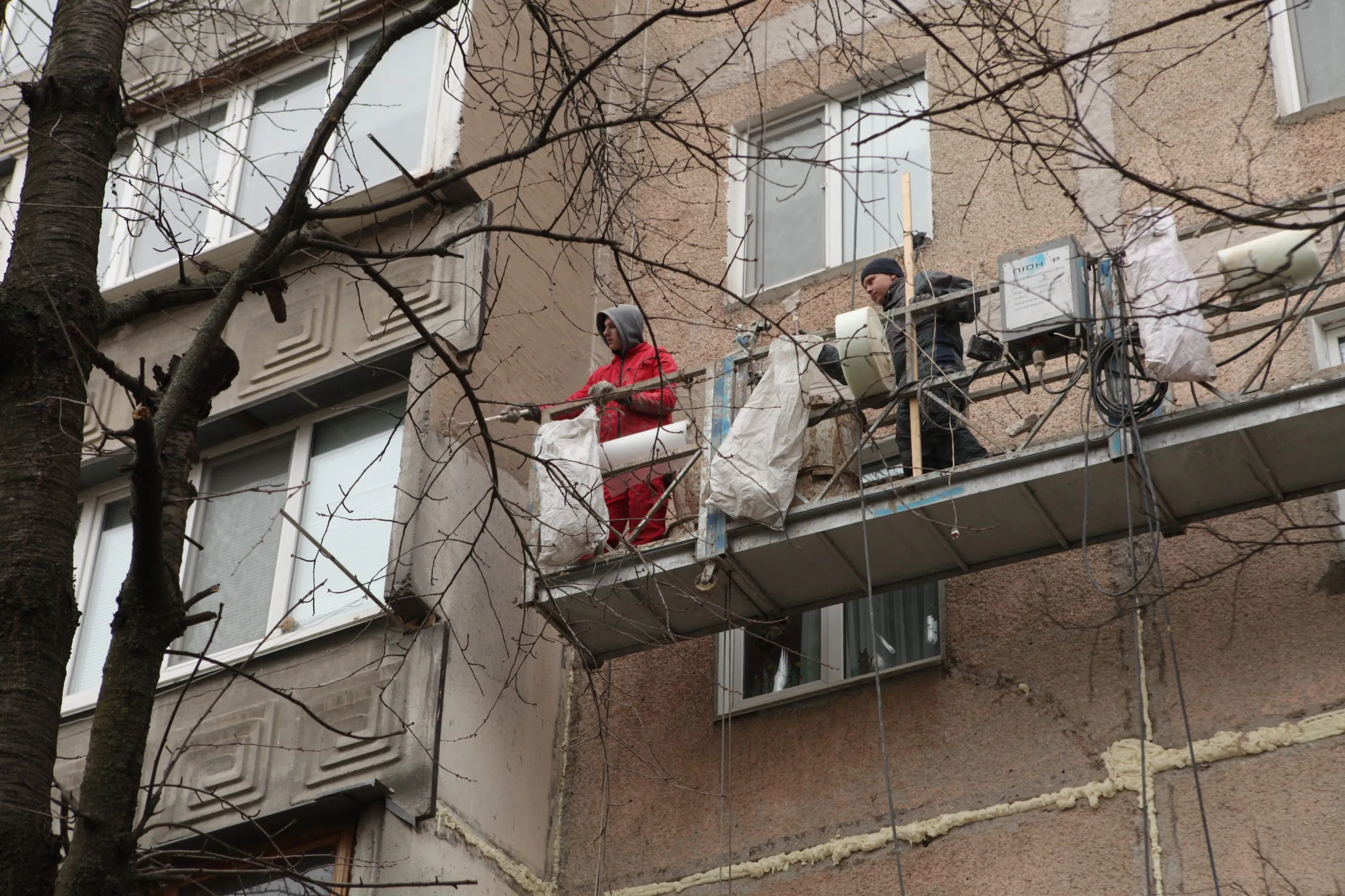 У двох вінницьких багатоповерхівках розпочали капітальний ремонт стиків панелей