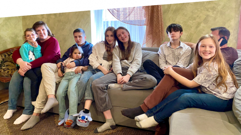 Як живе прийомна родина Житників з Вінниці, в якій у любові та турботі виховують шестеро дітей
