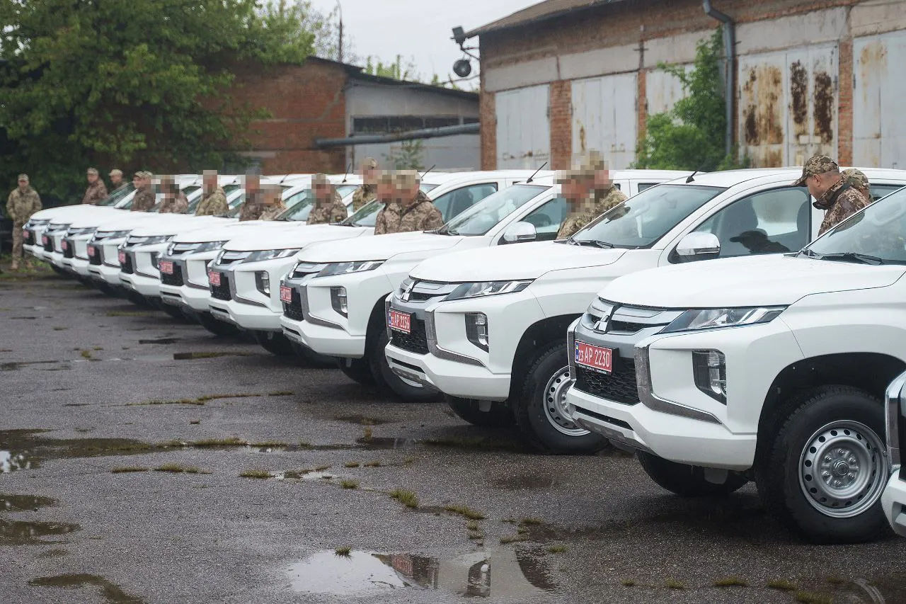 Вінниця передала 12 автівок підрозділам, які збивають ворожі повітряні цілі