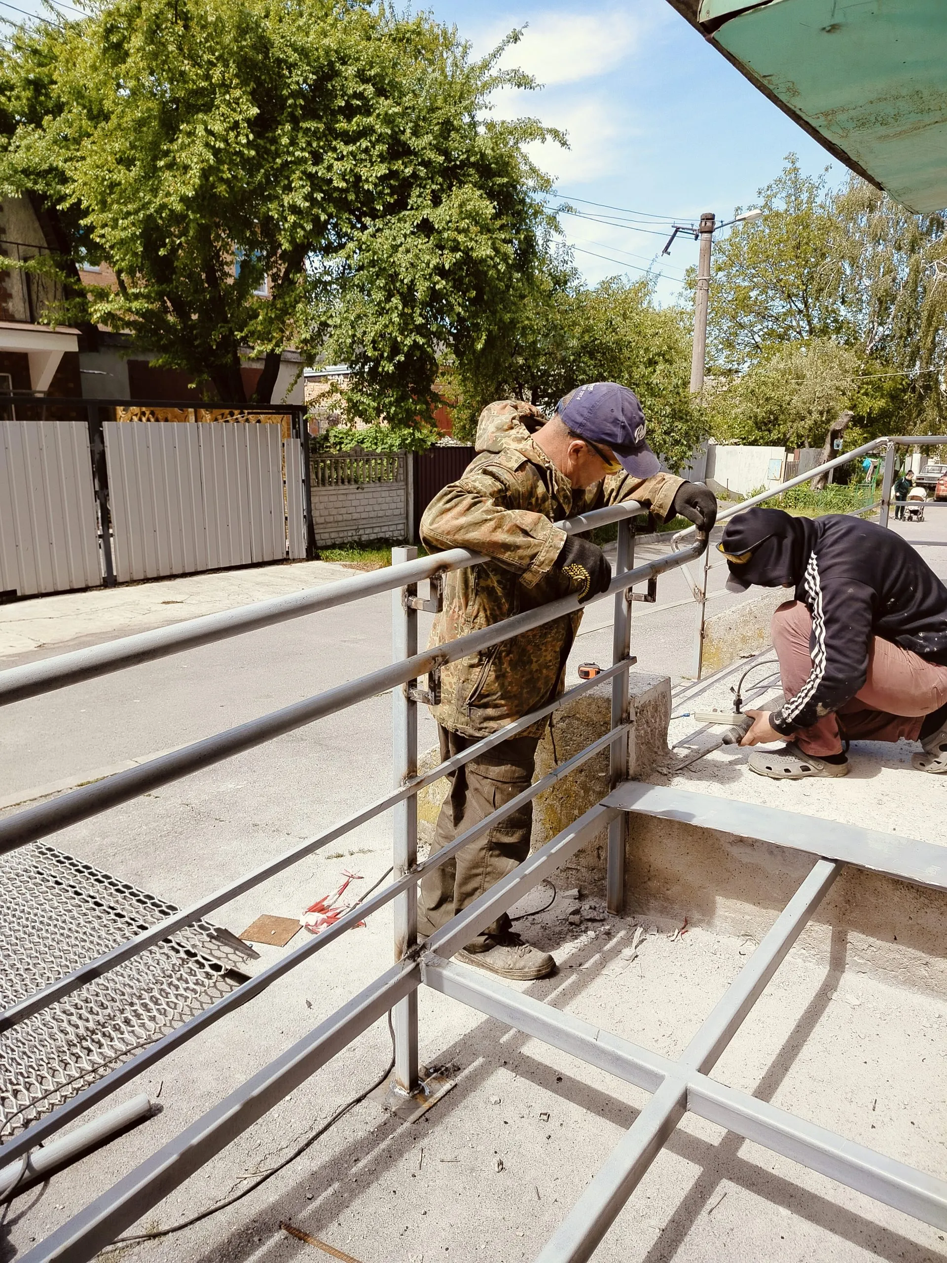 У Вінниці біля житлового будинку на Дмитра Білоконя встановлюють пандус