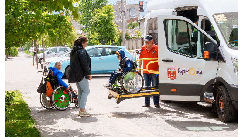 У Вінниці продовжують надавати послуги перевезення людей на кріслах колісних: подробиці у матеріалі