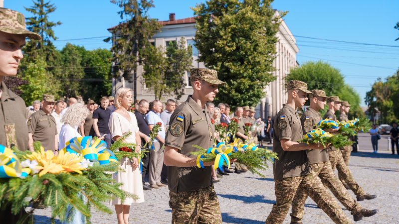 З нагоди Дня Конституції вінничани поклали квіти до пам’ятного знаку героям Небесної Сотні та російсько-української війни