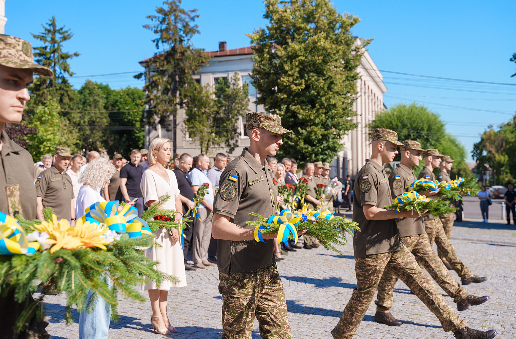 З нагоди Дня Конституції вінничани поклали квіти до пам’ятного знаку героям Небесної Сотні та російсько-української війни