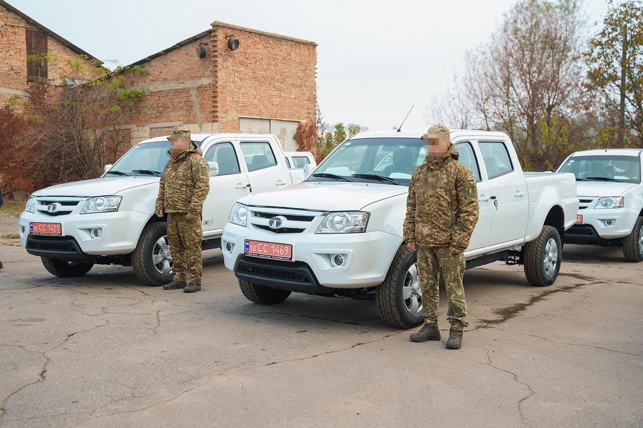 Міжрегіональний координаційний гуманітарний штаб передав мобільним вогневим групам двох військових частин вісім позашляховиків та комплекс безпілотників «Пегасус»