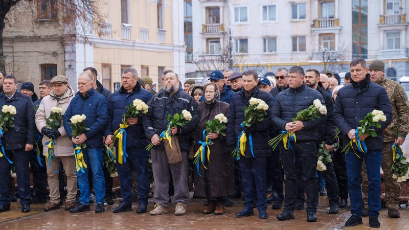 У Вінниці відбулося покладання квітів до пам’ятного знаку «Дерево Свободи»