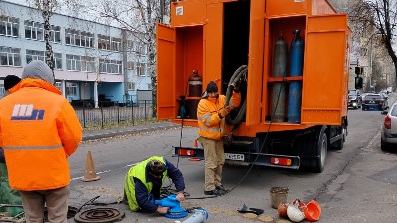 Гідрант, що служитиме 50 років: вінницькі комунальники оновлюють обладнання