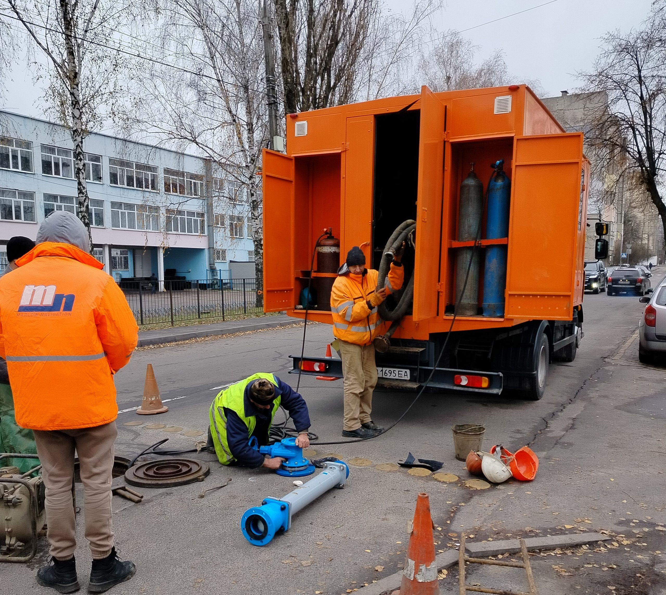 Гідрант, що служитиме 50 років: вінницькі комунальники оновлюють обладнання