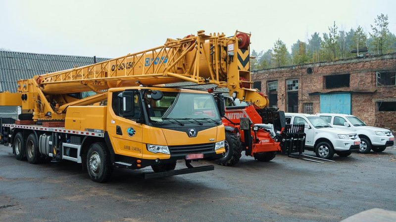 Міжрегіональний координаційний гуманітарний штаб передав військовим кран, навантажувач та пікапи