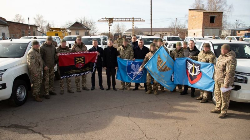 Міжрегіональний координаційний гуманітарний штаб передав військовим Повітряних Сил 20 пікапів