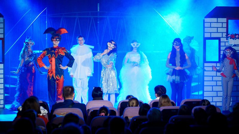 До Дня захисту дітей: інтерактивна вистава, матеріальна допомога, солодощі