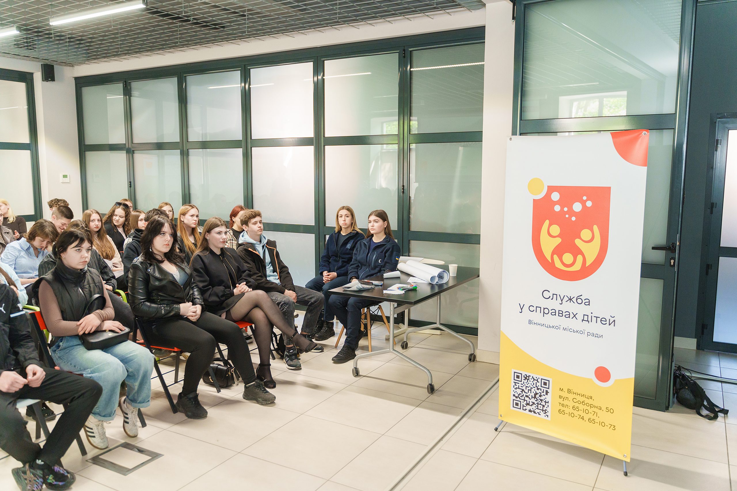 У Вінниці розпочався освітній проєкт «Код безпеки», спрямований на підвищення рівня медіаграмотності, безпеки в соцмережах та протидію дезінформації серед підлітків. Ініціативу реалізують за підтримки Вінницької міської ради