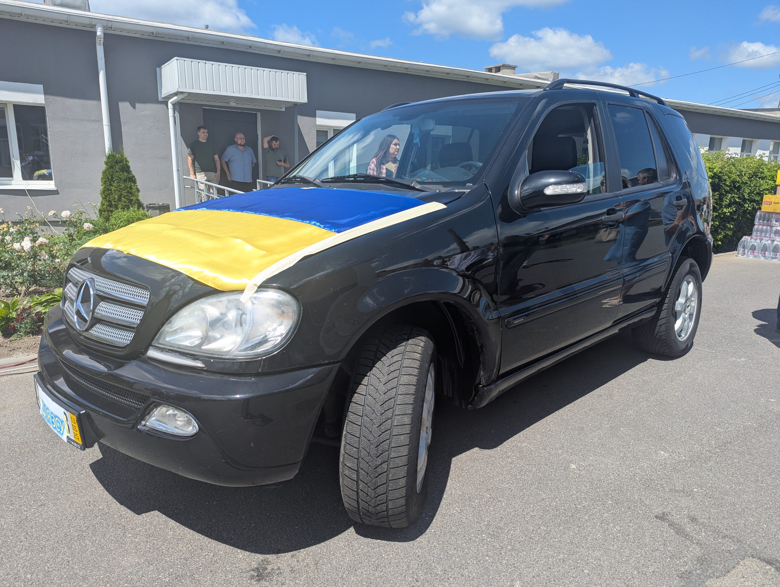 Автомобіль Mercedes з повним приводом із вінницького ліцею №13 направляють на сумський напрямок