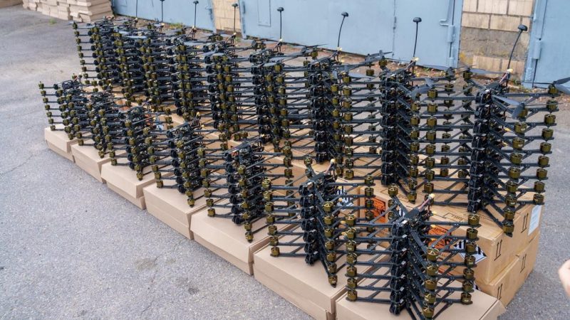 Міжрегіональний координаційний гуманітарний штаб передав ще 400 FPV-дронів для двох військових бригад